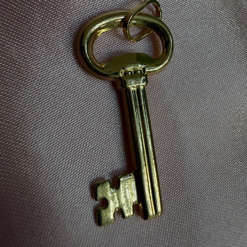 Gold Key Pendant 18 karats